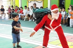 Jardin-Reina-de-la-Paz-entrega-regalos-SSCC-Fundacion1