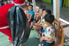 Jardin-Reina-de-la-Paz-entrega-regalos-SSCC-Fundacion10