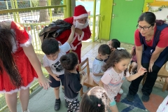 Jardin-Reina-de-la-Paz-entrega-regalos-SSCC-Fundacion13