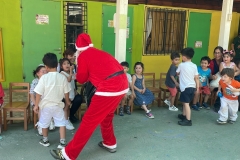 Jardin-Reina-de-la-Paz-entrega-regalos-SSCC-Fundacion2