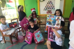 Jardin-Reina-de-la-Paz-entrega-regalos-SSCC-Fundacion24