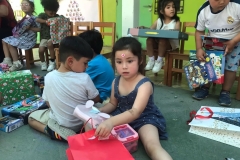 Jardin-Reina-de-la-Paz-entrega-regalos-SSCC-Fundacion25