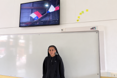 Clase-ordenada-con-banderas-en-pantalla