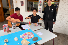 Jovenes-presentan-juego-de-mesa-escolar