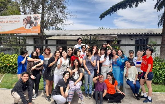 Jóvenes pintan el centro abierto Damián De Molokai en jornada solidaria