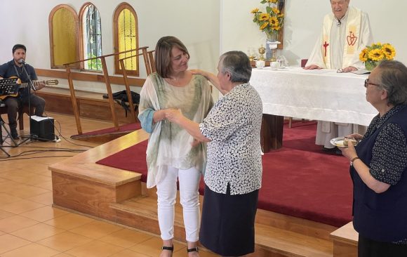 En celebración de la Buena Madre se distingue a Jimena Bustos y María Inés Risi por 25 años en el colegio