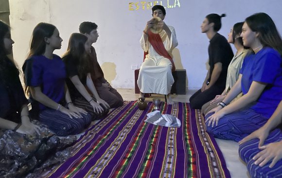 Jóvenes de cuarto medio presentaron al colegio Jesucristo Superestrella