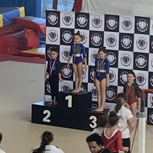 Estudiante destacada en gimnasia