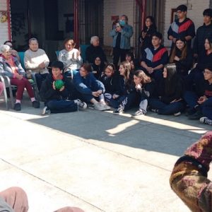 PortVisita centro Padre Damián de Molokai Fundacion Sagrados Corazones colegio SSCC providencia4 copia Jóvenes visitan centro de personas mayores de Fundación SS.CC.