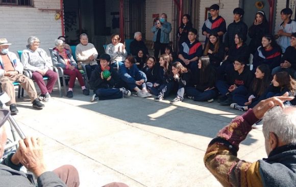 Jóvenes visitan centro de personas mayores de Fundación SS.CC.