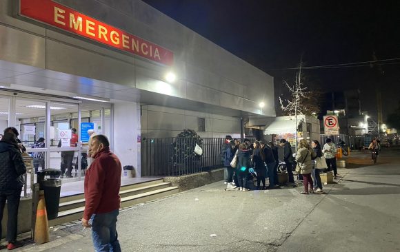 Jóvenes comparten desayuno en la urgencia del Hospital del Salvador