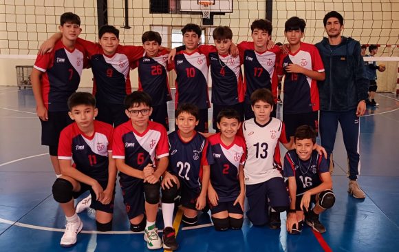 WhatsApp Image 2025-05-28 at 1.16.19 PM ¡Apoyemos a nuestro equipo de Volley varones!